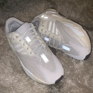 Yeezy 700 analog